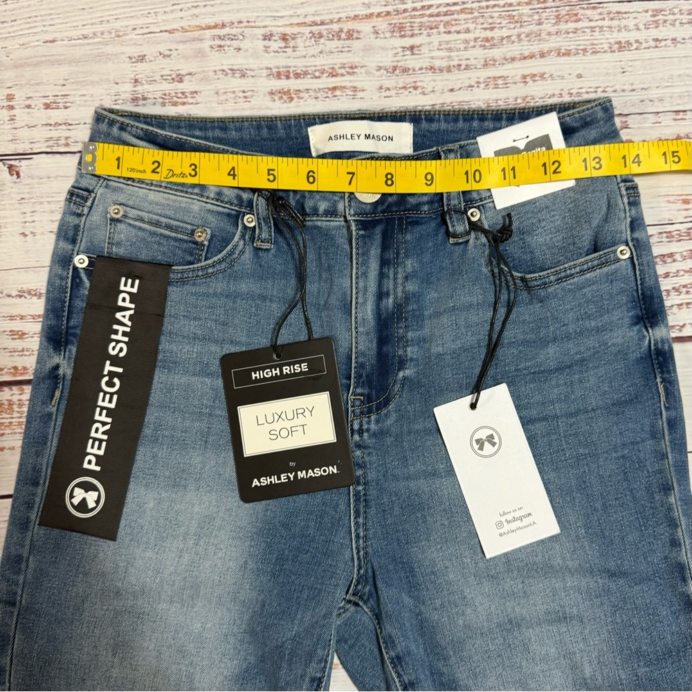 Ashley Mason Women's Skinny Jeans in Classic Blue - Picture 4 of 7